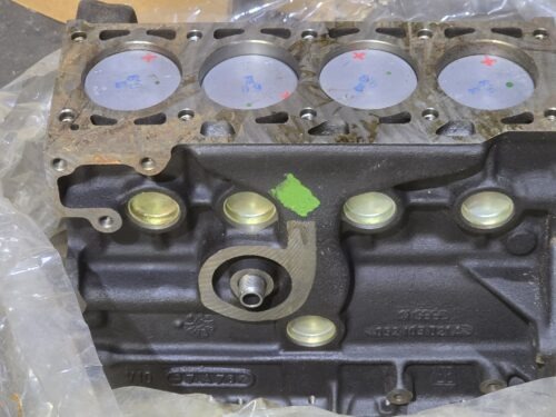 NOS 052103101B Cylinder block with pistons