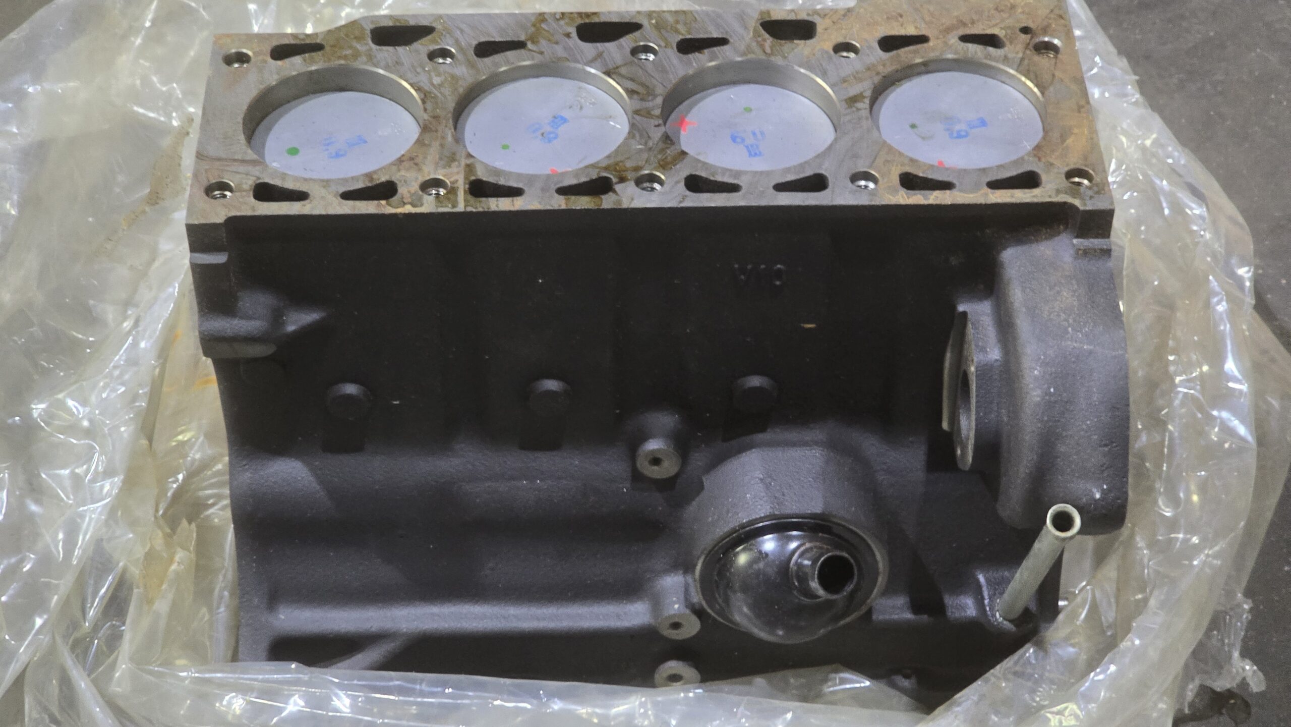 NOS 052103101B Cylinder block with pistons