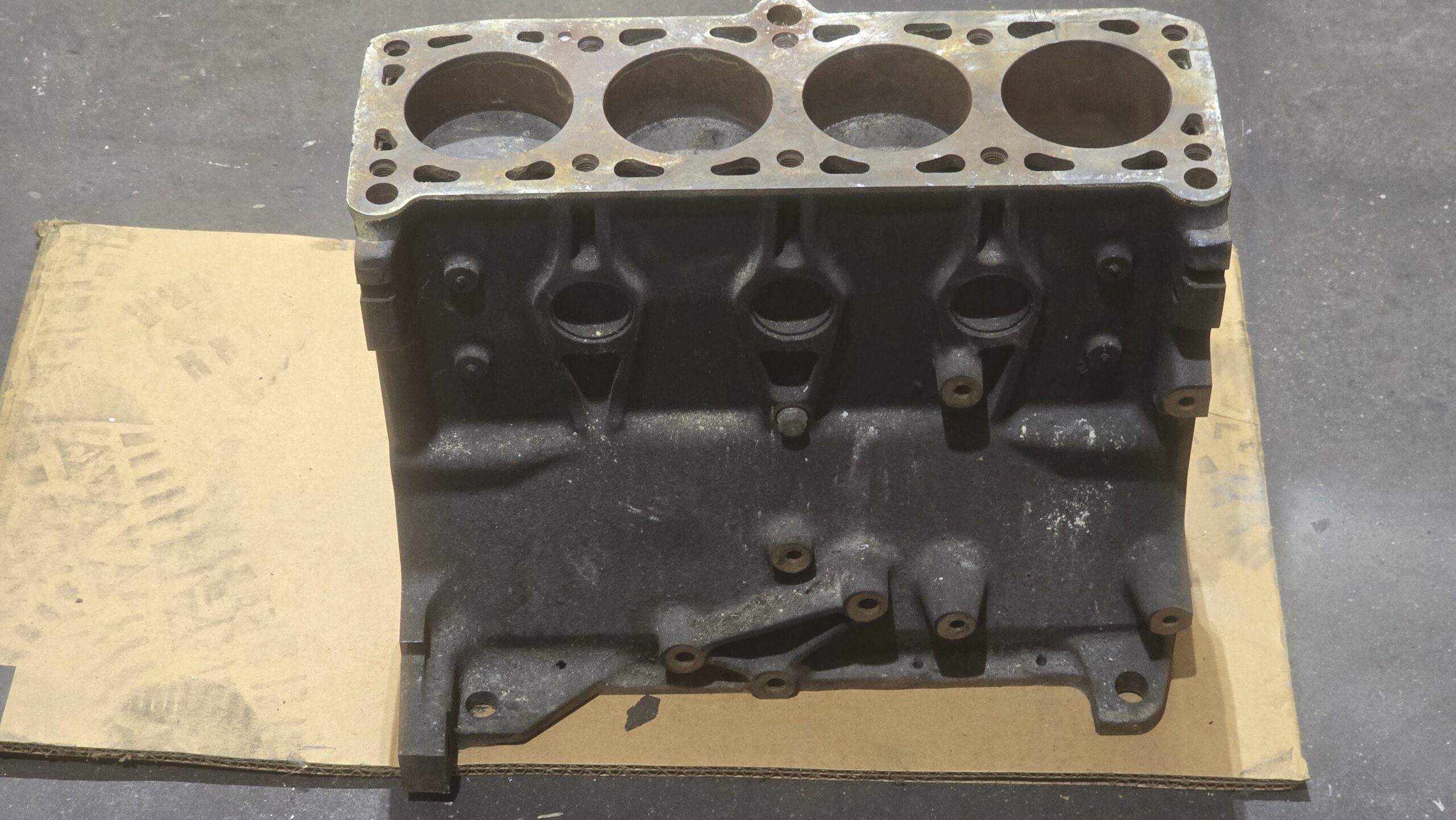 NOS 055103101 Cylinder block with pistons