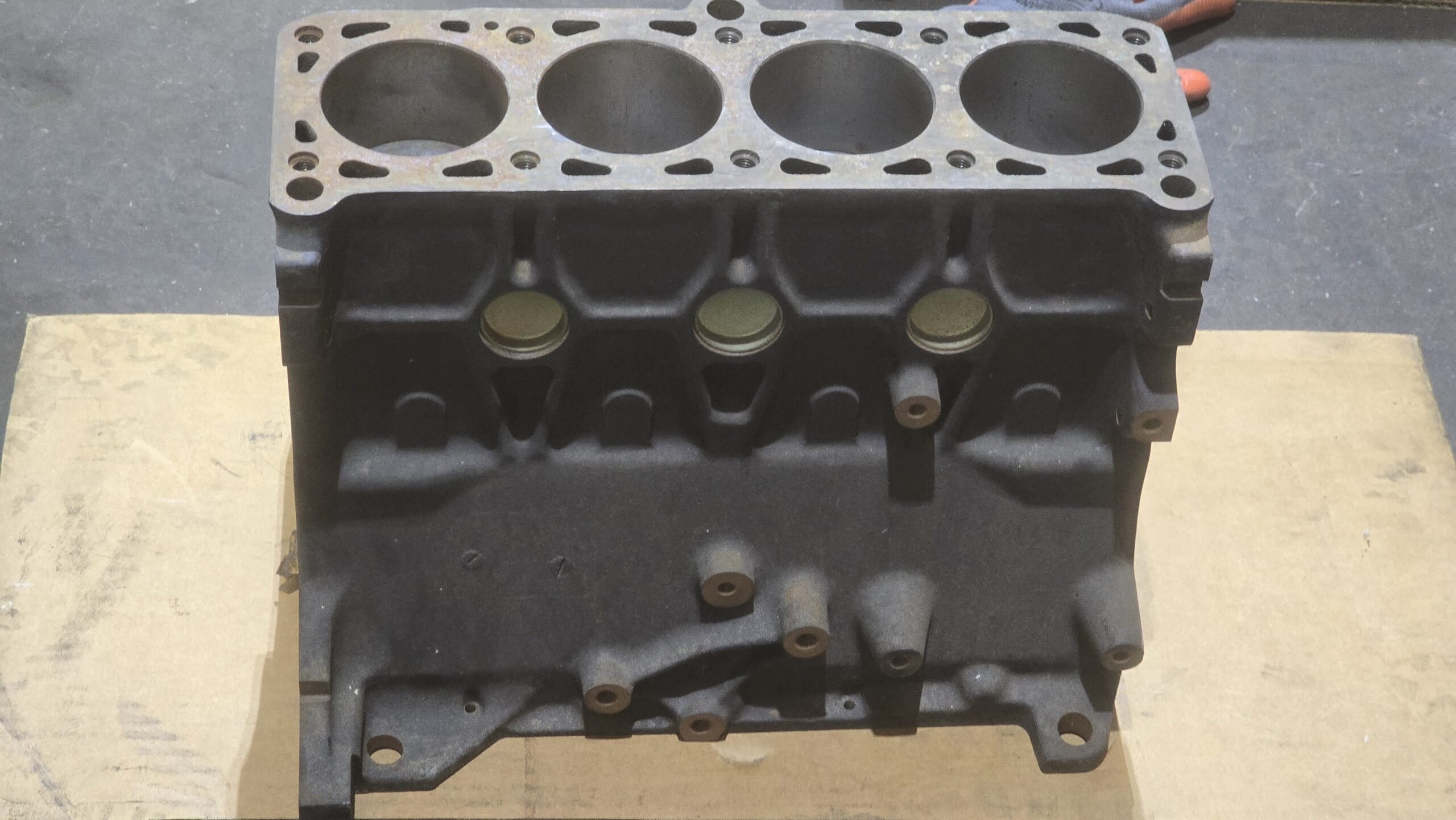 NOS 055103101A Cylinder block with pistons