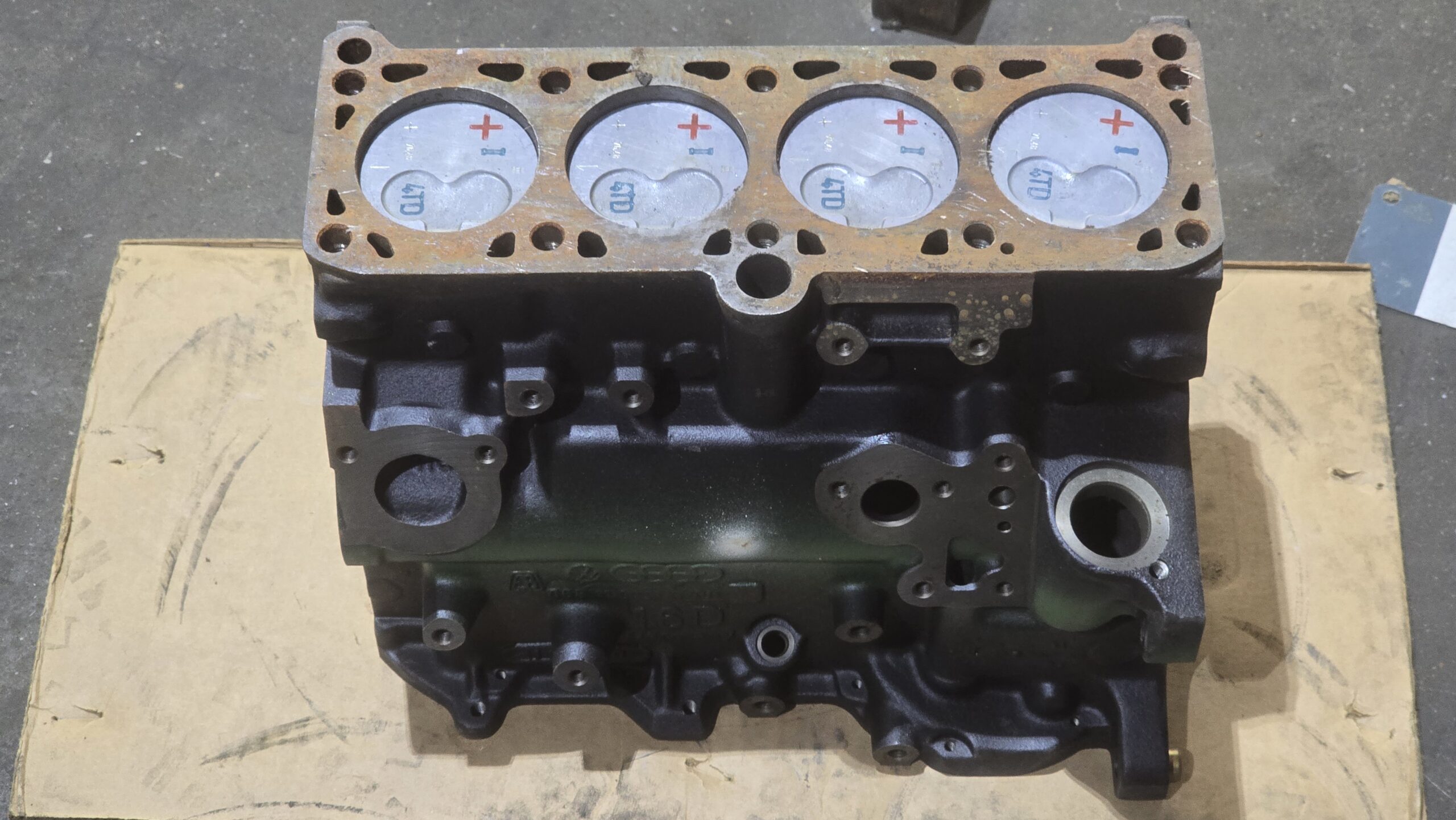NOS 068103101D Cylinder block with pistons