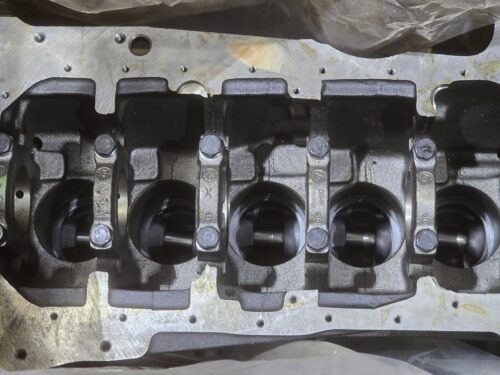 NOS 069103101A Cylinder block with pistons