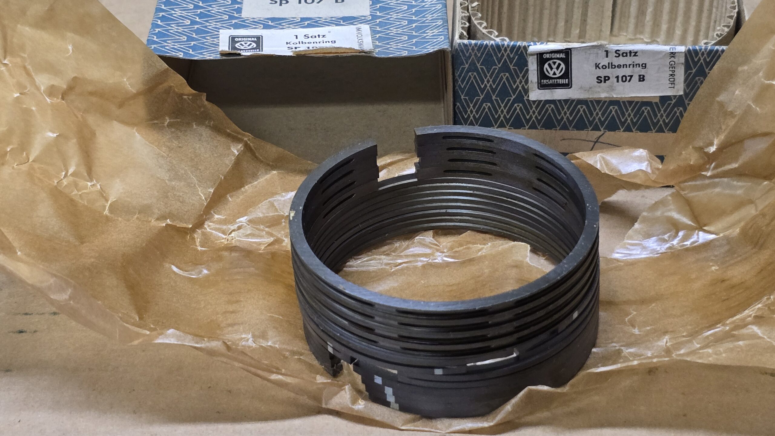 NOS 111198259A Piston ring set 77.5mm SP107B