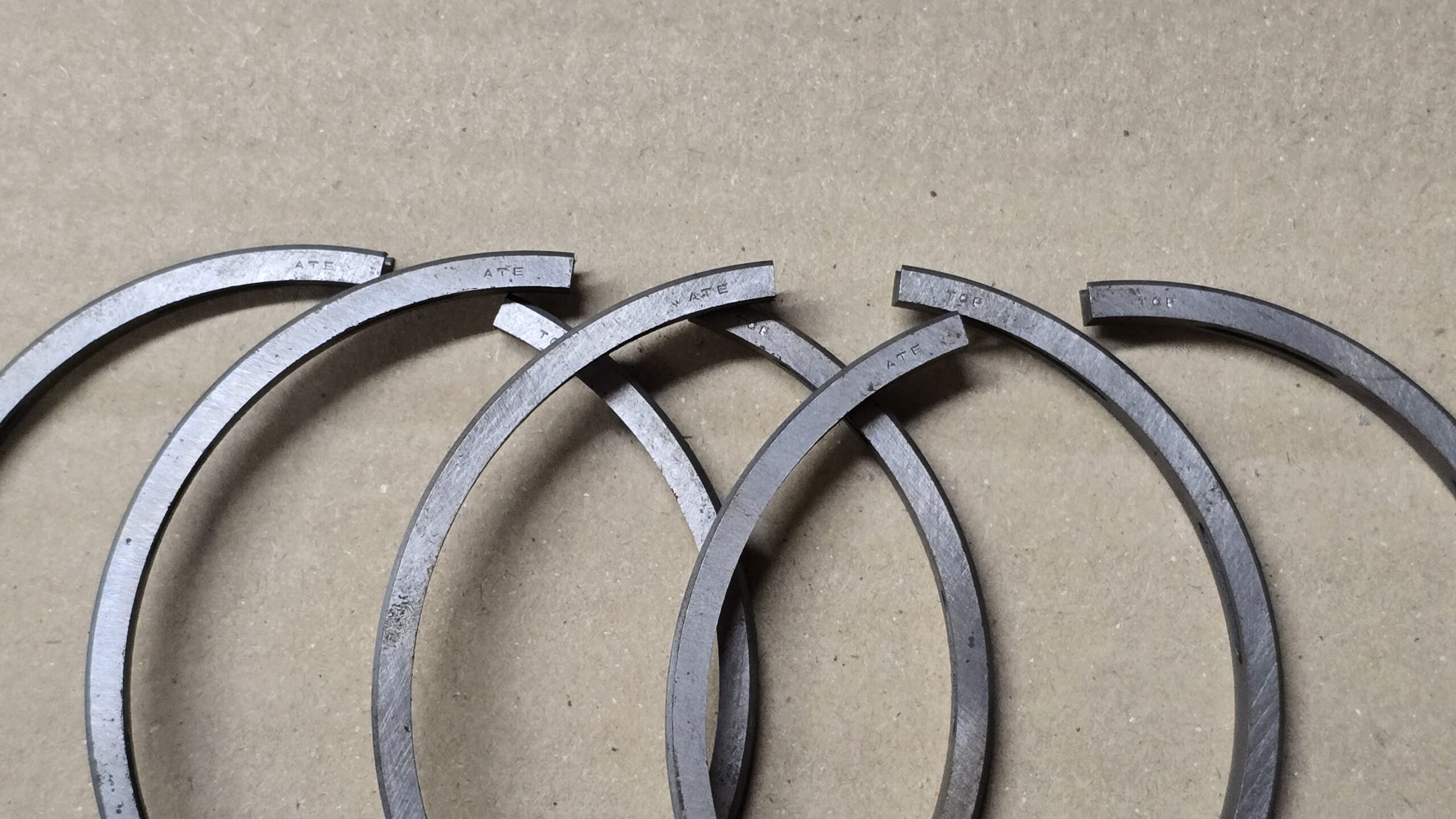 NOS 61610331400 Piston oil scraper ring, set of 4