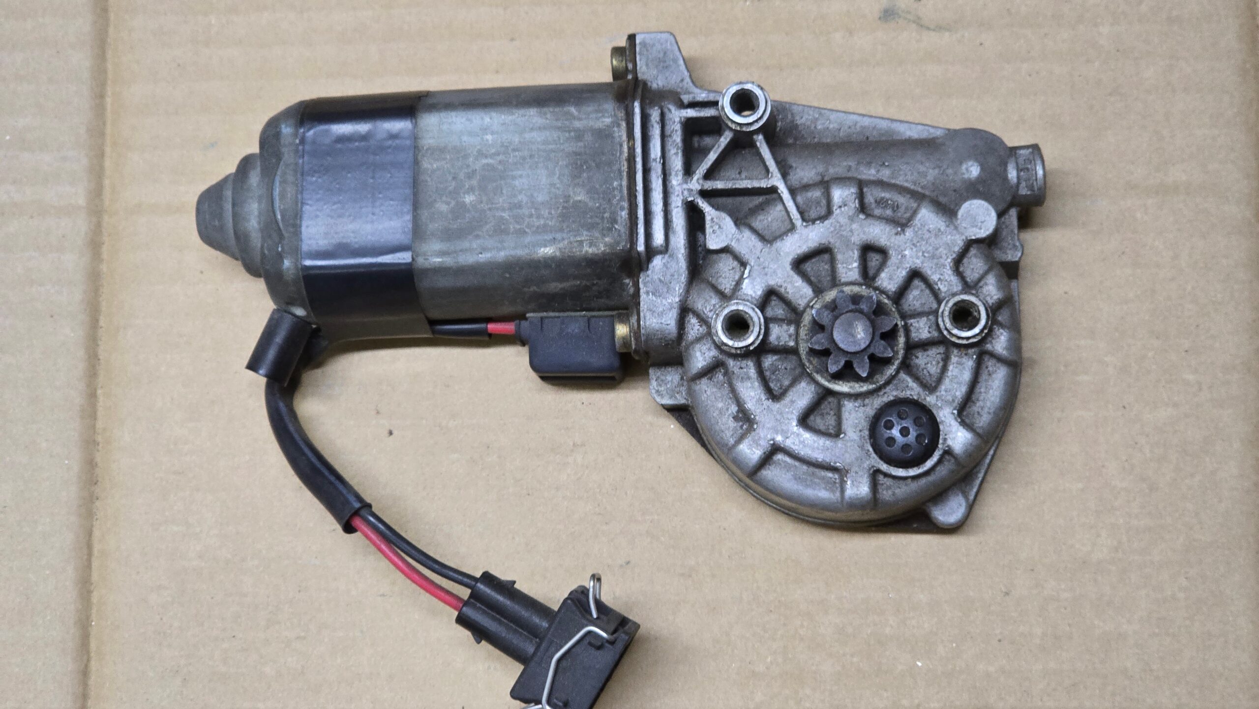 NOS 155959801 Window motor, left